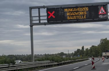 Leálltak az útépítések, hatalmasat zuhant a magyar építőipar