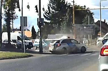 Egy pillanat alatt megtörtént a baj: rendőrautóval ütközött egy furgon – videó