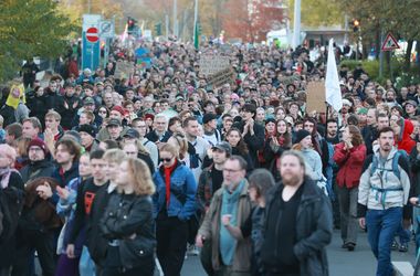 Több ezren tüntetek Jénában az AfD helyi vezetőjének fellépése ellen