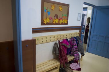 Undormánynak nevezték, celluxszal ragasztották le a kisfiú száját, vádat emeltek a bölcsődei dolgozók ellen