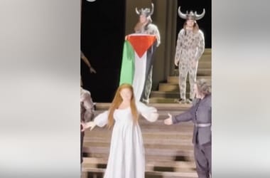 A londoni opera egyik színésze palesztin zászlóval fogadta a tapsot (videó)