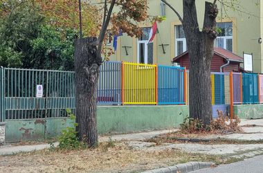 Felháborodott a szivárványosra festett iskolai kerítésen a fideszes képviselő, pedig már évek óta olyan