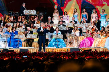 Komolyzenével arénát megtölteni? – André Rieu koncertjén jártunk Budapesten