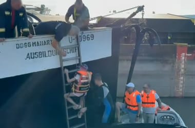 Két uszály közé szorult egy hajó a Dunán, vízimentők és búvárok segítségével mentették ki a fedélzetén lévő gyerekeket és felnőtteket (videó)