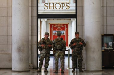 Már fegyvereket is viselnek a Washingtonba vezényelt katonák