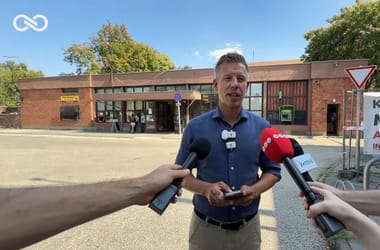 Magyar Péter a székesfehérvári kórháznál: Egyetlen vezető politikus sem járt a szülészeten, amióta fertőzött a víz, az államtitkár pedig nyaral