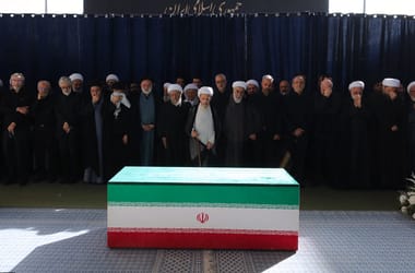 Apja búcsúztatásán sem jelent meg Irán új legfőbb vezetője
