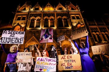„Magyar Péter kicsit woke, de nem eléggé” – a nők biztonságáért tüntettek a Kossuth téren