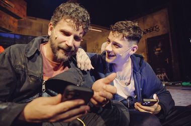 Pogány Induló a Vígszínház kocsmai előadásában fog játszani
