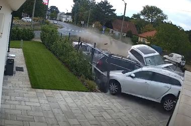 Vérfagyasztó baleset Siófokon, három autót tarolt le egy negyedik – videó