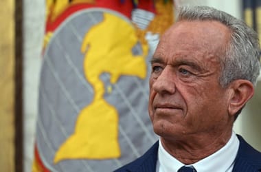Hiába követeli Trump egészségügyi minisztere, nem vonja vissza egy oltáskutatás eredményeiről szóló cikkét egy amerikai orvosi lap