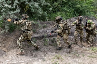 Képgaléria: Magyar katonák mutatták be amerikaikkal és szerbekkel, hogyan kell megtisztítani az ellenségtől a lövészárkokat