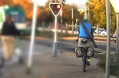 Szinte hátraszaltót ugrott, csak így kerülte el a gázolást a HÉV elé hajtó biciklis