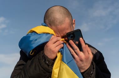 A „Dicsőség Oroszországnak” feliratot vésték a fogságban egy ukrán katona hasára