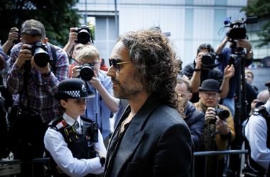 „Gyakorlatilag megerőszakolt, tudom, hogy ez történt” – folytatódik Russell Brand pere