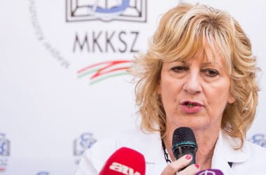A tömeges felmondások után mégis megemelhetik az Oktatási Hivatal munkatársainak bérét