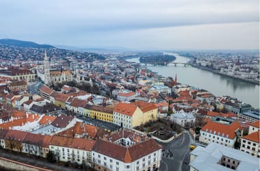 Nekihajtott két motoros rendőrnek, majd rendőrautóra tolatott az ámokfutó a Várnegyedben, akit az Andrássy úttól üldöztek