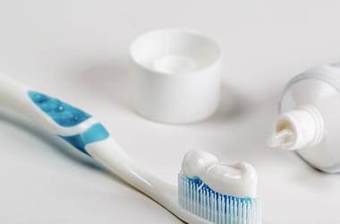 Rengeteget spórolhat a fogorvoson, aki az újfajta fogkrémet használja
