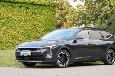 Puttonyában minden jó? Ha unja az SUV-kat, akkor itt a vadiúj Kia K4 kombi, leteszteltük A Kia azokat a vásárlókat is ki kívánja szolgálni, akik már felettébb unják a magas építésű divatterepjárókat, és sokkal inkább a jobb vezethetőséggel és remek praktikummal szolgáló kombikat kedvelik. Számukra készült a teljesen új K4 kombi, amit mi egy hétig nyúztunk.