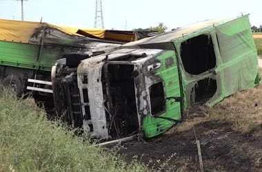 A tetőablakon át menekült egy kigyullad kamionból a sofőr