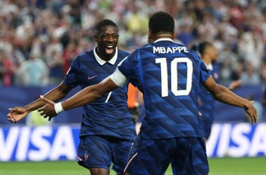 Rendkívüli mérkőzés a vb-n: kétórás kényszerszünet és Mbappé-dupla után győzött Franciaország