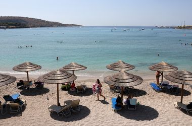 Napozóágy miatt verekedett össze két idős férfi egy görögországi strandon, egyikük meghalt