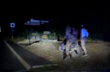 Üldözés közben kitette utasát a buszmegállóban egy robogós, majd tovább menekült – videó