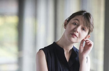 Akár le is tartóztathatják Sally Rooney-t, mert terroristának minősített szervezetnek ajánlotta fel a művei bevételét