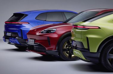 Gombnyomásra nyitja ajtajait és vezeték nélkül is tölthető a legújabb elektromos Porsche