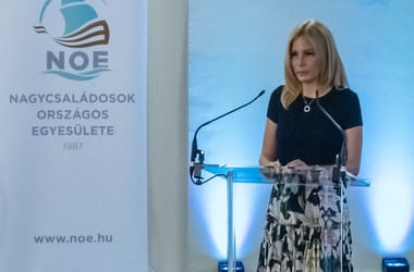 Most 5 milliós nyakláncot és félmilliós szoknyát szúrt ki Várkonyi Andreán Hadházy Ákos