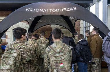 A Fidesz kozmetikázott honvédségi adatokat jelenthetett le a NATO-nak