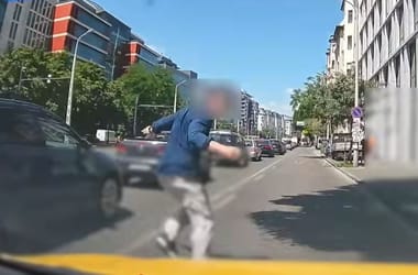 Taxi elé rohant egy gyalogos Budapesten, a sofőr reagálni sem tudott – videó