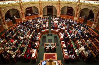 Már hétfőn szavazhat a parlament az alaptörvény módosításáról