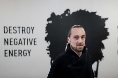 Simon Márton novellát írt a hatvanpusztai antilopokról: „Ott galoppozik 15 ellopott év, a Cili meg a Kata milliárdjai, a Tóniék milliós fogpiszkálói, ott kocog a nemzet analfabéta bölcse, a Lőrinc"