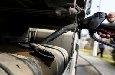 Még olcsóbb lesz a tankolás, miközben a parlament kivezeti a védett árat