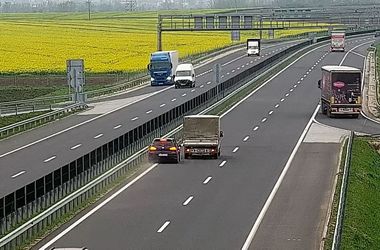 Be akarta engedni a kamiont, baleset lett belőle az M30-ason – videó