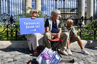 Több százan gyűltek össze a Sándor-palotánál, hogy kiálljanak Sulyok Tamás mellett
