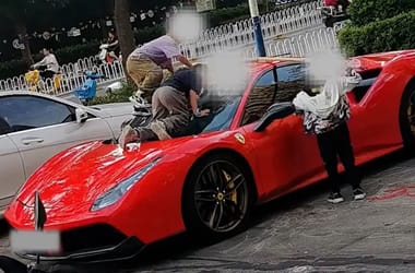Videó: Csúszdának használták a 140 milliós Ferrarit a gyerekek, a szülők meg fizethetik a károkat