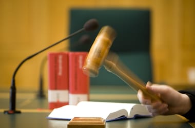A hajánál fogva kérdezte a nőt, hogy megcsókolhatj