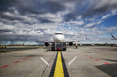 Rendbontó utas miatt intézkedtek a rendőrök, közben lejárt a személyzet munkaideje, 3,5 órát késett a WizzAir gépe