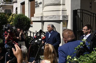 „Engem végülis a fiatalok küldtek el” – Orbán megmutatta a Fidesz-székházat, ami olyan, mint egy anyai húsleves