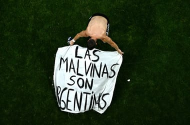 Vizsgálódik a FIFA az argentinok provokatív feliratú molinója ügyében