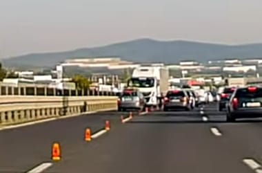 Szembesávba menekülve akarta elkerülni a karambolt egy autós, kis híján kamionnal ütközött – videó