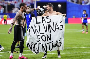 „A Falkland-szigetek Argentínához tartoznak” – provokatív transzparenssel ünnepelték a vb-döntőbe jutást az argentinok