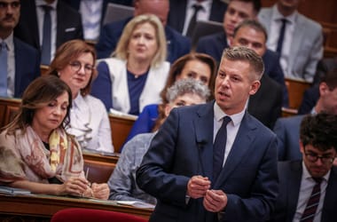 Parlament: Magyar Péter ismét felszólal és vitáznak a polgármesteri fizetések csökkentéséről is