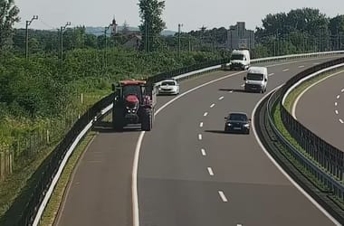 Traktorral vágott neki az autópályának, rendőri felvezetéssel kísérték le – videó