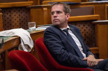 Ruff Bálint tárcája 455 millió forintnyi kétes megrendelés miatt tett feljelentést