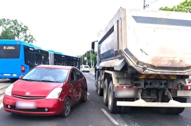 Videón a kőbányai karambol: magával sodorta a Priust a figye