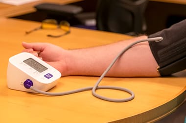 Lejjebb vitték a magas vérnyomás küszöbértékét, az új ajánlások már az alkoholfogyasztásra is kitérnek