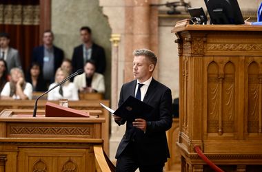 Az elemzők szerint a kormány hozta a kötelezőt a 2027-es költségvetéssel